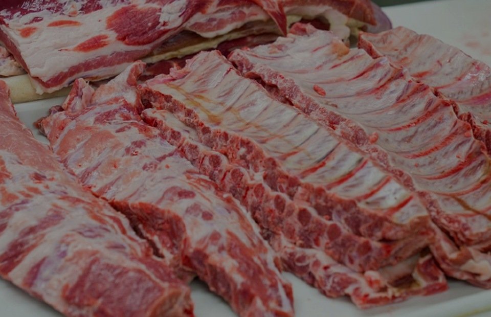 Costilla roja, cárnicos El Maná